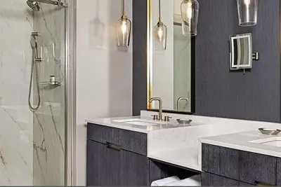 Image de studio resort suite  big-city living with a side of Southern charm