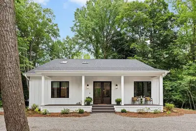 Image de New Modern Farmhouse in Sawyer - hot tub, putting greens and firepit