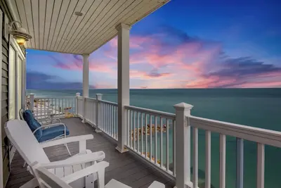 Image de Bayfront Escape with Stunning Water Views and Steps to Bean Point