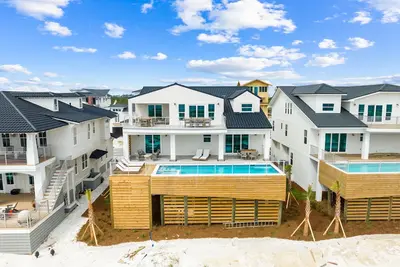 Image de Moonstone: Stunning 9br Home- Beachfront, Priv. Pool, Pet Friendly, Sleeps 26!