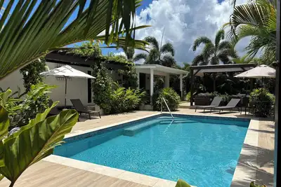 Image de Stunning newly renovated home with pool and gardens