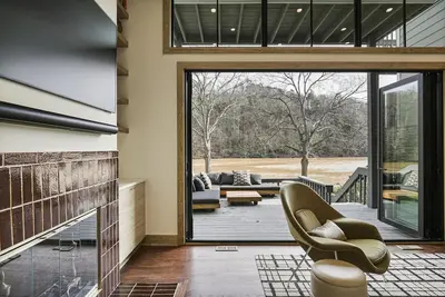 Image de Spectacular Riverfront Midcentury Modern in the City