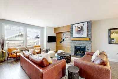 Image de Ski-In dog-friendly mountain duplex - with private hot tub & fireplace