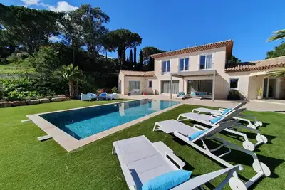 Image de villa tout en charme et élégance, avec piscine et climatisation