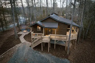 Image de Cozy Cabin King Suite, Hot tub, Gas Fireplace, Fire Pit, Grill & Games