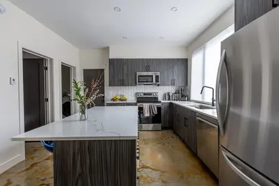 Image de Ground floor retreat in central Canmore!