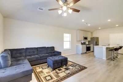 Image de Brand New Spring Home < 1 Mi to Old Town!