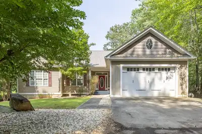 Image de Escape to Nature's Serenity: Cozy Lake Lanier House with Remote Office
