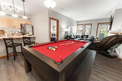 Image de Spacious 3 Br | Heated Outdoor Pool + 3 Hot Tubs | Pool Table + Home Theatre