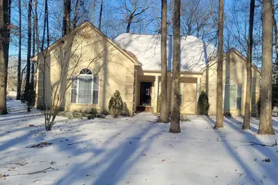 Image de Darling Lakefront 4 bed\/3 1\/2 bath with Ev Charging Station and Boat Slip