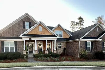 Image de Nice private neighborhood. House is about 7 miles from the master. Charming