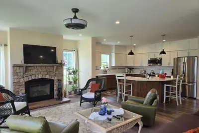 Image de New and Modern Home. Walking distance to the Village of Ellicottville Ny