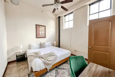 Image de Sleepover: Ideal 2bd/1ba Condo Downtown Springfield