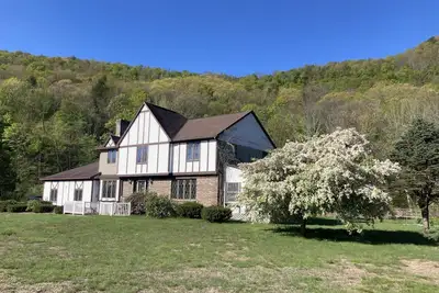 Image de Hilltown Nest is a wonderful place for family and friends to gather.