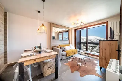 Image de Un Cocon Au Dessus Des NUAGESappart standing skis aux pieds