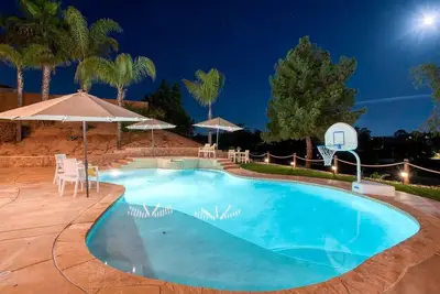 Image de Relaxing home with ample outdoor space to enjoy time with family! \n