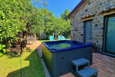 Image de My Rental Homes - Villa Romantic Garden with Jacuzzi, garden, parking space