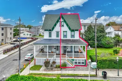 Image de Stunning, Victorian Twin with ocean views. Located one block to the beach. Five bedrooms. Sleeps 15!