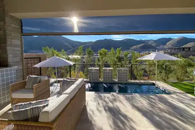 Image de Amazing brand new home! Hiking trails right outside your front door!
