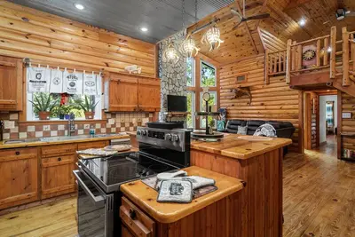 Image de 3-bedroom cabin in Lonedell, Missouri. Overlooking the lake