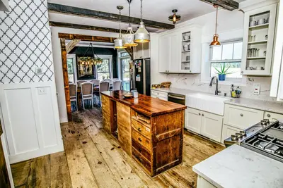 Image de Glacier Park Farmhouse couples \/ honeymoon \/wedding travels\/family Hot Tub views