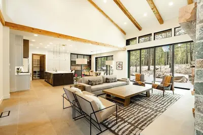 Image de Sable Rock Retreat- Modern Luxury w/ 5 beds, 6 ba, spa, sauna, 2nd living room.