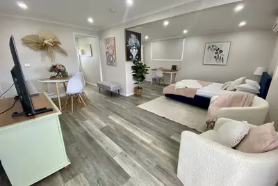 Image de Welcome to “Callie Cottage” Gorgeous studio apartment 2 minutes to the Cbd.