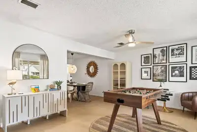 Image de Sunset Park Retreat w/ Heated Pool, Lanai, Putting Green & Room for 8 – Relax in South Tampa!