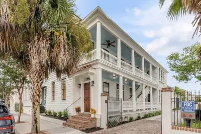 Image de 11 Bedroom Complex- 3 Blocks From King St!