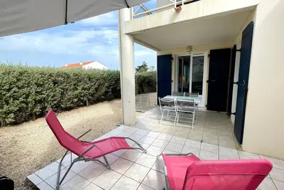 Image de Appartement avec Piscine à 150m de la Plage - 2 Chambres, WiFi, Parking, Terrasse, Jardin
