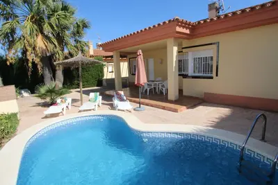 Image de Maison proche de la mer avec piscine privée, clim en option, Wi-Fi gratuit, animaux acceptés, plage à chiens