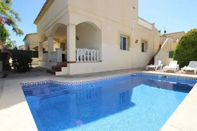 Image de Maison Familiale: Piscine Privée, Plage, Clim en Option, Animaux Acceptés, Wifi Gratuit