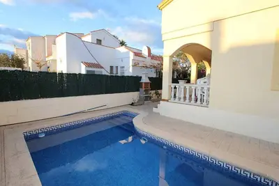 Image de Maison familiale près de la mer avec piscine privée, climatisation en option, Wi-Fi gratuit, acceptant les animaux.