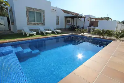 Image de Maison familiale près de la plage avec piscine privée, WiFi gratuit et climatisation optionnelle