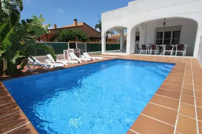 Image de Maison près de la mer avec piscine privée, Wi-Fi gratuit, clim en option, animaux admis