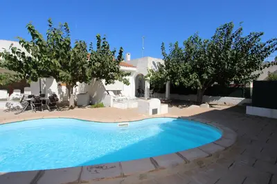 Image de Maison proche mer avec piscine, climatisation, wifi gratuit, animaux bienvenus, plage pour chiens