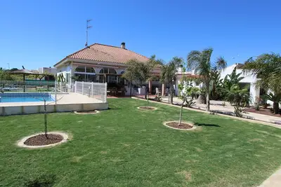 Image de Maison près de la plage avec piscine privée, climatisation, Wi-Fi gratuit, animaux acceptés