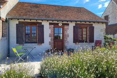 Image de Chambre lumineuse avec terrasse privative, au coeur de la région des châteaux et de la forêt d'Orléans.