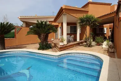 Image de Villa au bord de mer avec piscine privée, climatisation en option, WiFi gratuit, animaux admis