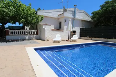 Image de Maison près de la mer avec piscine privée, WiFi, climatisation en option, animaux et plages acceptés