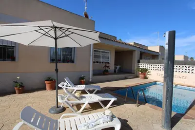 Image de Maison avec Piscine Privée, Clim en Option, WiFi Gratuit, Animaux Bienvenus, Près de la Mer