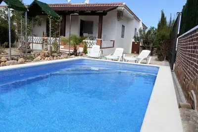 Image de Maison avec piscine privée près de la mer, clim en option, Wi-Fi gratuit, chiens admis, plage canine