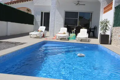 Image de Maison près de la mer avec piscine privée, clim en option, Wi-Fi gratuit, animaux acceptés
