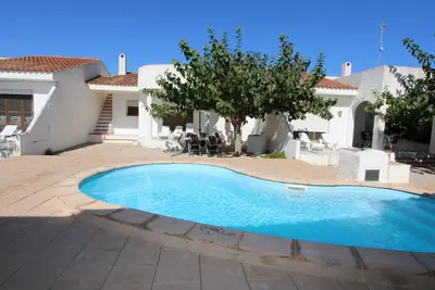 Image de Maison près de la mer avec piscine, wifi, climatisation, animaux admis et plage pour chiens