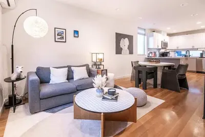 Image de Ballard's Pet-Friendly Mid Century Home + Rooftop Deck