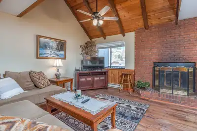 Image de Evergreen A10- Cozy Condo That Is A Ski In/Out