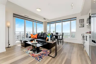 Image de Newly Built Modern Condo with Stunning City Views