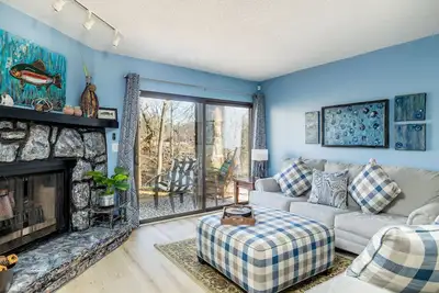 Image de Step from the patio into the Little River. Walking distance to Awesome!