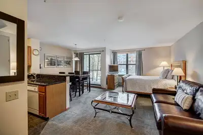 Image de Epic Location Steps from Main Street, Ski-in and blocks from Gondola Rm208w