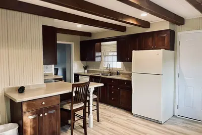 Image de Feel at home in this comfortable getaway steps away from beautiful Memorial Park